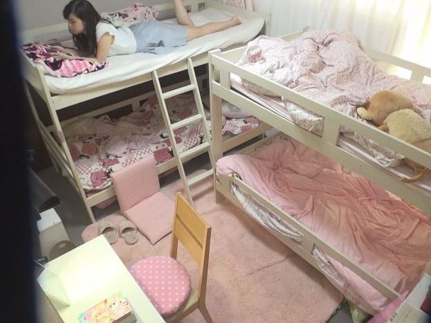 【女子大生×オナニー】女子寮で密かにオナニーする女子大生達を盗撮！声抑えながらピチピチマンコに指かき回すの止められない♥