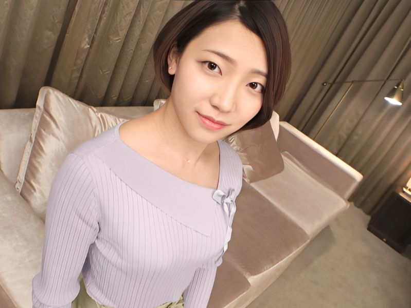 【素人】美容部員という大人っぽい雰囲気の彼女。見た目とは裏腹にすごい体位でチンポを感じる姿に大興奮！ｗ