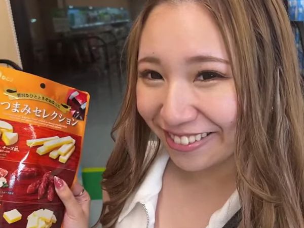 露出多めのへそ出しパリピ女子大生をお持ち帰り♪ガード緩くてホテルに入ると簡単にまた開いてパコッちゃう！？