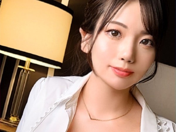 仕事終わりにまっすぐホテルへ直行♪移動中に恥ずかしそうにチンポしゃぶりたい宣言しちゃう激カワ変態受付嬢！