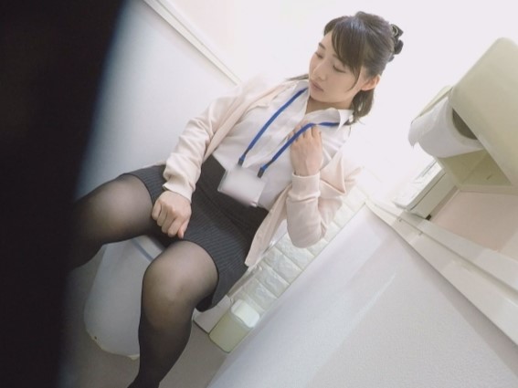 【OLトイレオナニー】隠れて放尿した後、そのままクリいじりまくって何度も絶頂！都心の複合オフィスビルで昇天炸裂♡