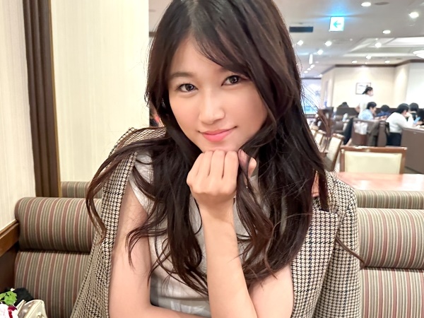 可愛い美容師お姉さんがチンポ咥えて上目遣い♡潮吹き体質で軽く手マンされるだけで潮溜まり作るほど潮吹きしちゃう！