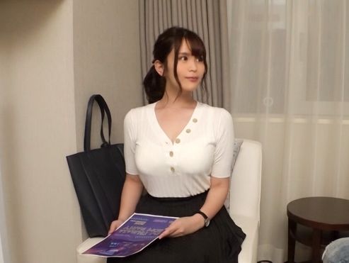 【素人】クラブで見つけた巨乳美女をお持ち帰り♡ヌルヌルのパイパンを手マンで責めて肉棒ピストン♡