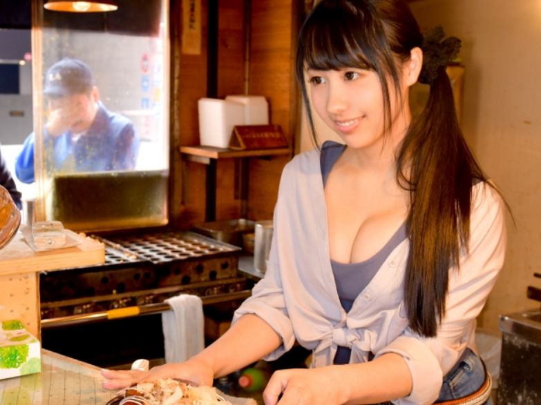 【素人】タコ焼き作ってるバイトちゃん！エロいから金玉の方好きそうですね！店長には言えないけどセックスで感じちゃった！