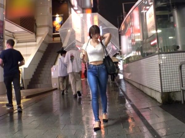 【素人】新宿でへそ出しで一人でブラついている女の子に声掛け！彼氏の浮気直後だったらしくナンパが簡単でしたｗｗｗ