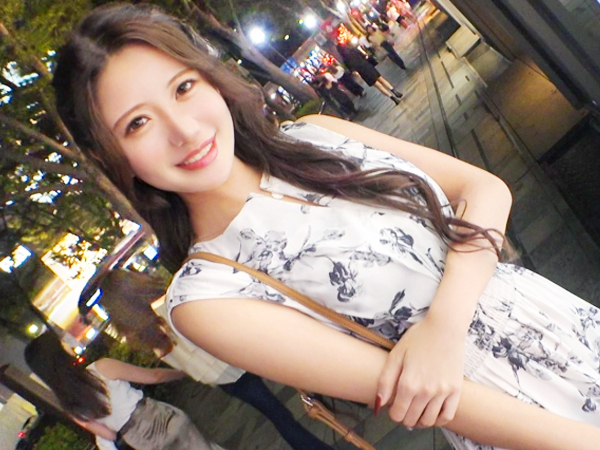 【素人】軽く手マンしただけで潮吹きするスレンダー美女♡肉棒のフェラチオご奉仕から奥まで生挿入♡