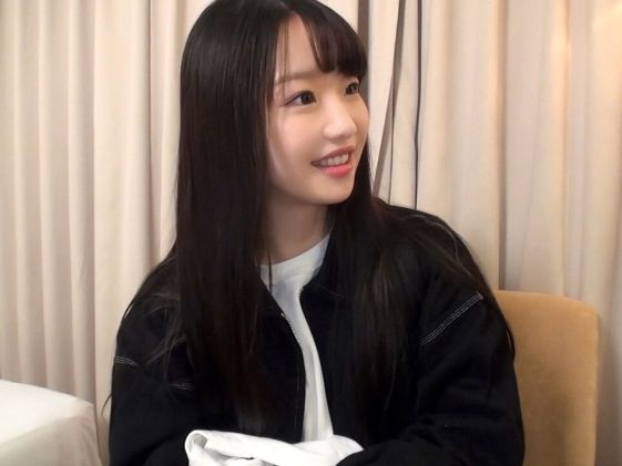 【素人ナンパ】清楚系黒髪ロング美少女がお金のためエッチな要求に応えてしまう…デカチンをちっちゃな口で一生懸命ほおばる♥