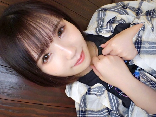 華奢な身体の美少女を後ろからガン突き！ビクビクしちゃう敏感ボディでアクメ連発…イキ顔に向けてザーメン発射♡