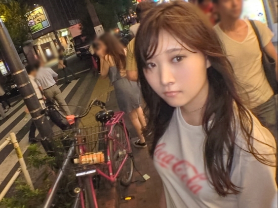 【街角ナンパ成功】『気持ちいい…』無邪気な笑顔の美少女が正常位で激ピストン！指でかき回された濡れマンが男根を咥え込み、快感に喘ぐ姿がエロかわいい♡