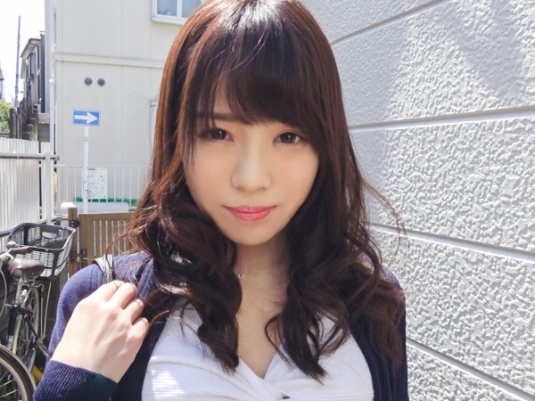 【初ハメ撮り】清楚系お姉さん、男優チンポで我慢の限界！喘ぎ声を必死に抑えるも、気持ち良すぎて甘い声が漏れちゃう♡初々しい反応がたまらないエロかわ動画！