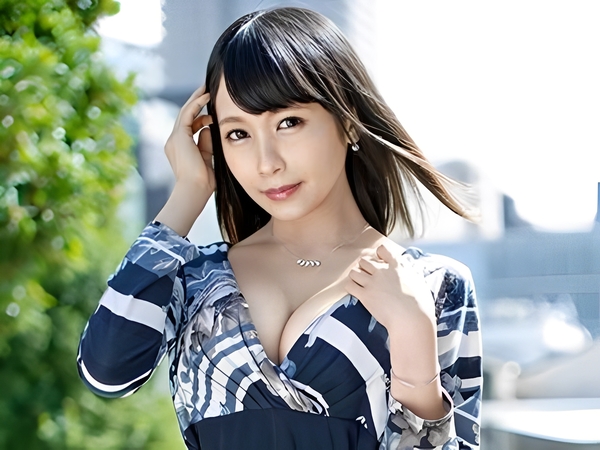 【ミニマム巨乳美女と禁断の不倫】低身長Hカップの美乳奥様♡ 床で大胆に脚を開き、チンポを奥まで迎え入れる濃厚セックス♡ 秘密の関係が熱く燃え上がる！