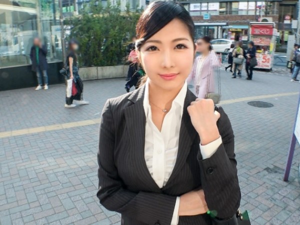 【街角ナンパでOLゲット】『仕事中なのに…』真面目そうなOLさんがホテルで大胆変身!ねっとりフェラでご奉仕した後は、激しく絡み合うエロい交尾に夢中!!