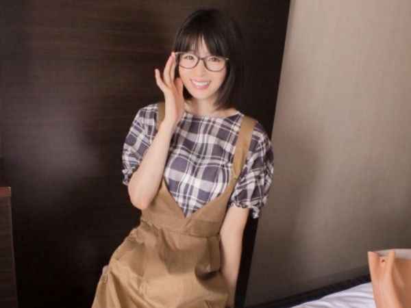 【メガネ先生の裏の顔】『生徒には内緒…』真面目な眼鏡女子教師がナンパで即堕ち！教室では見せないエロい顔と下品な喘ぎ声がたまらない！メガネ越しの淫乱プレイに興奮必至！♡