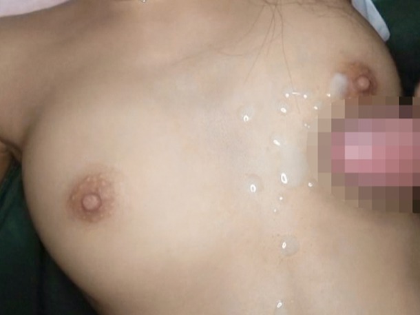 【テント内密会SEX】『誰かに見られちゃう…』無毛マ○コのJDが野外でハメられ、敏感な乳首を勃起させながらピストンされまくり、最後は美巨乳にザーメンぶっかけられる♡