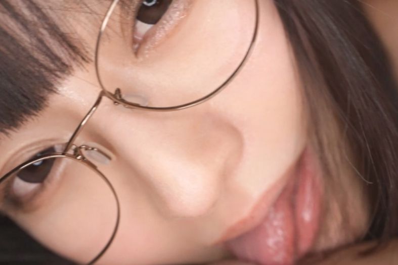 【隣の書店員と禁断の夜】『声出しちゃダメ…』黒髪眼鏡のスレンダーな女の子と濃厚セックス！物静かな彼女がベッドの上でエロく乱れる姿に興奮MAX！！！