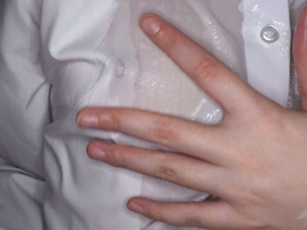 【制服美少女】「我慢できない…♡」ローションで濡れた服から見える勃った乳首に欲情！制服姿の女がエロい顔でフェラチオ！