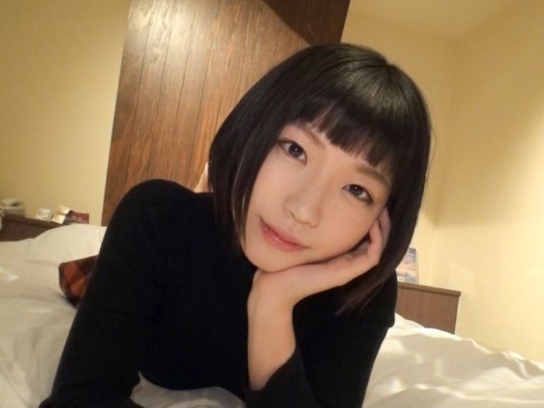 【パッツン前髪のショートカット娘】ベッドで喘ぎまくる素人娘！ヌレヌレおま○このドアップがエロすぎる！前髪パッツンのかわいい顔とギャップがたまらない！w