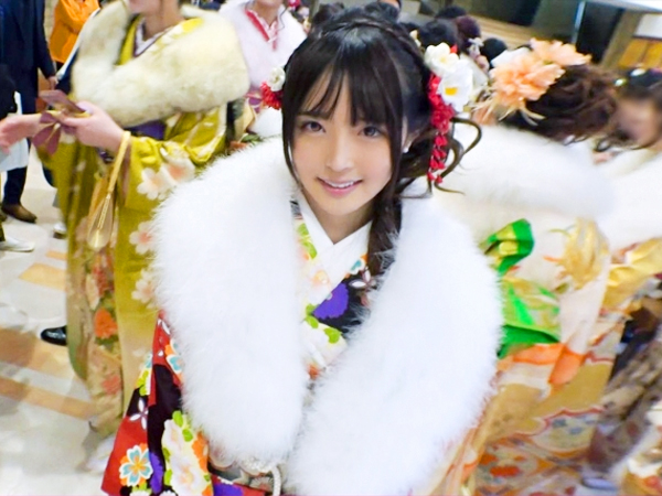 【成人式後の美少女がAVデビュー！？】『ダメ…でも気持ちいい…』ナンパでホテルに連れ込まれた純粋そうな美少女が、3Pセックスで大胆に変貌！激しく突かれて淫らに絶頂する姿は必見！♥︎